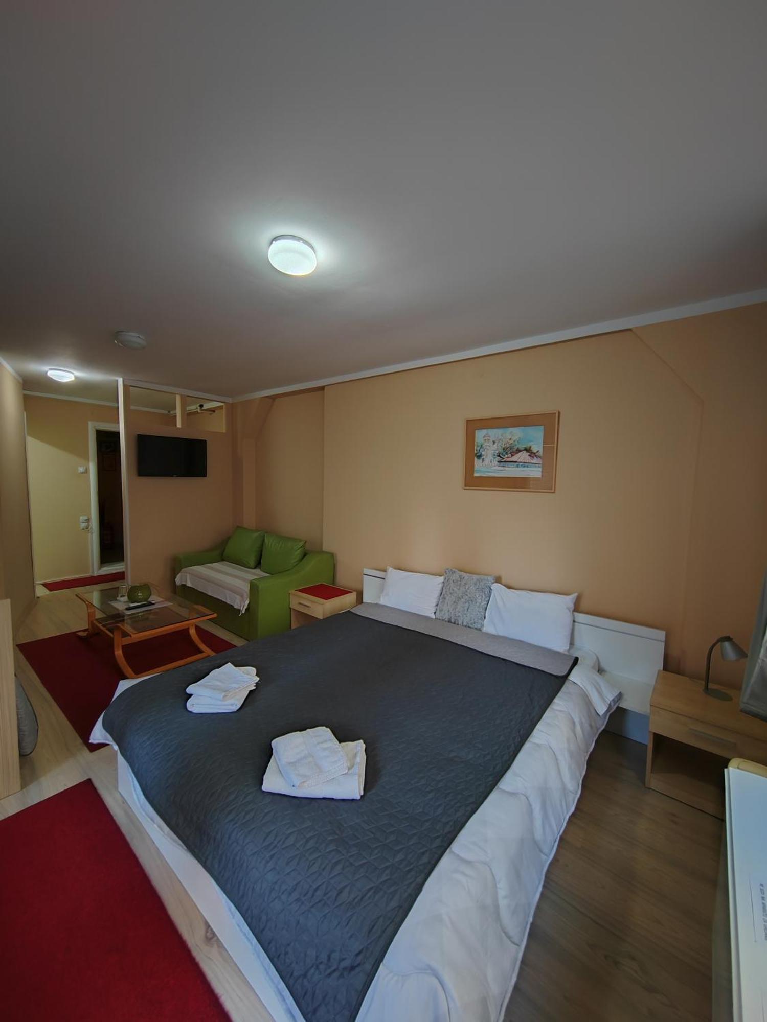 Bed And Breakfast Majesty Ni Exterior foto