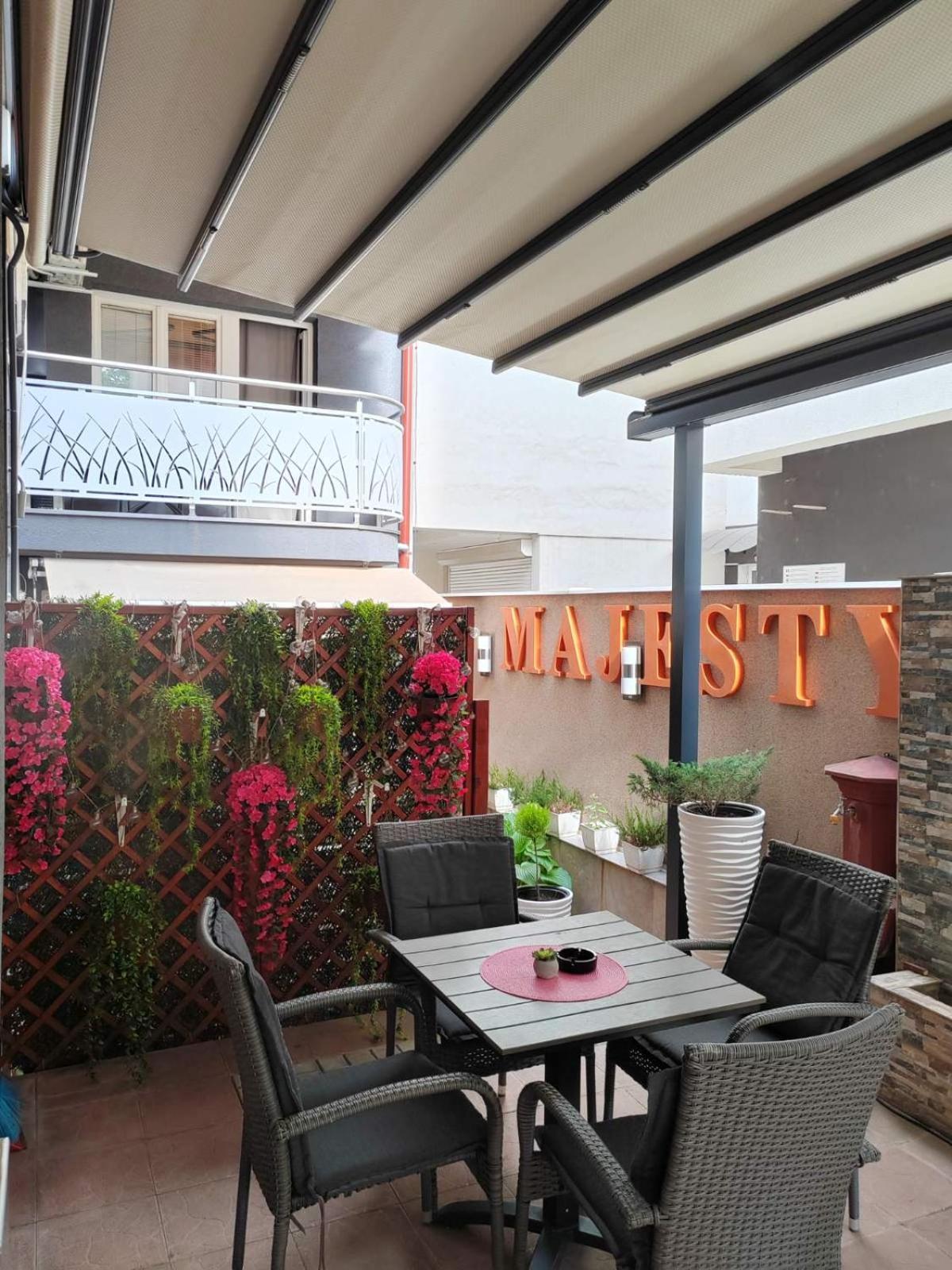 Bed And Breakfast Majesty Ni Exterior foto