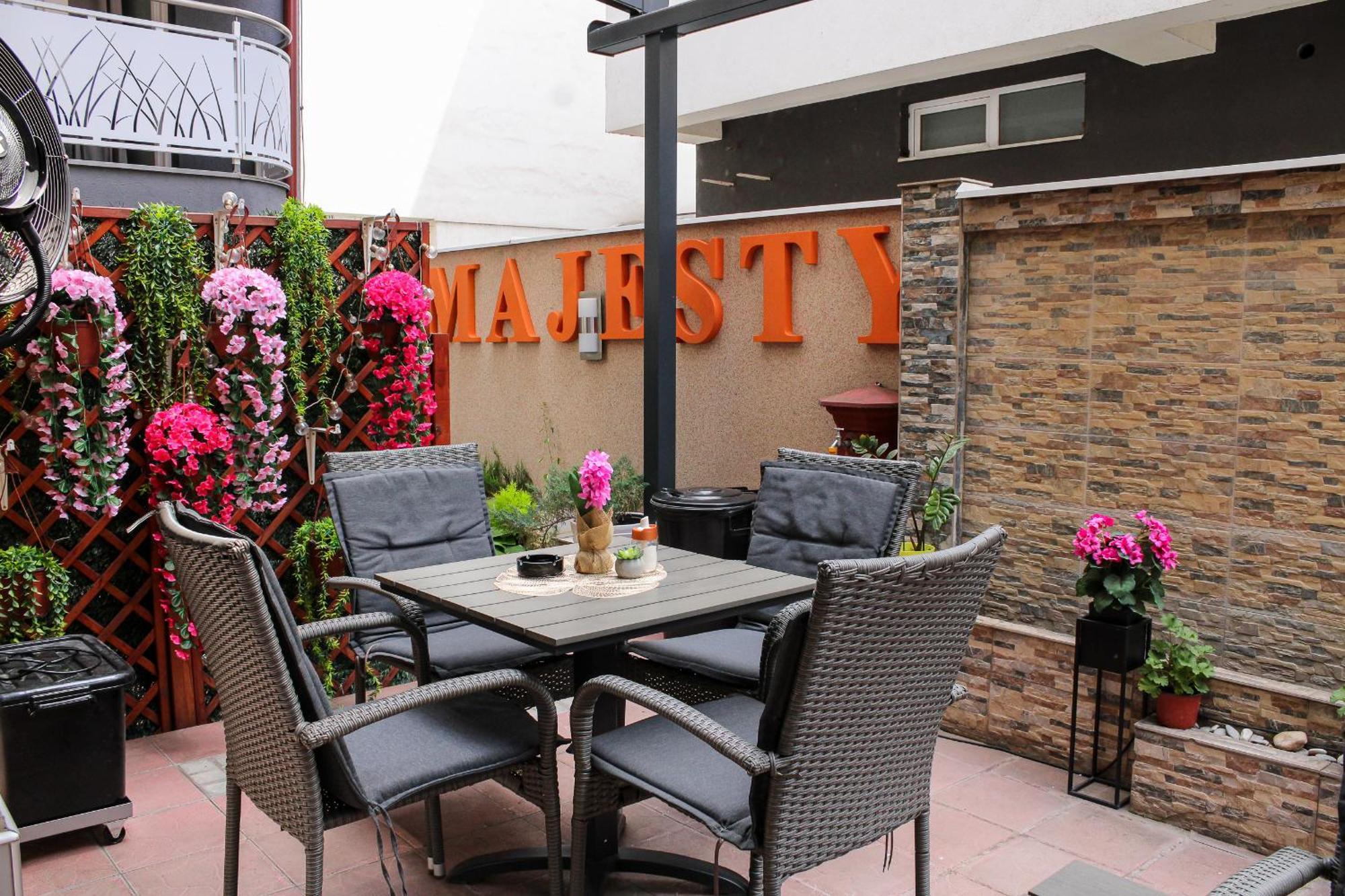 Bed And Breakfast Majesty Ni Exterior foto