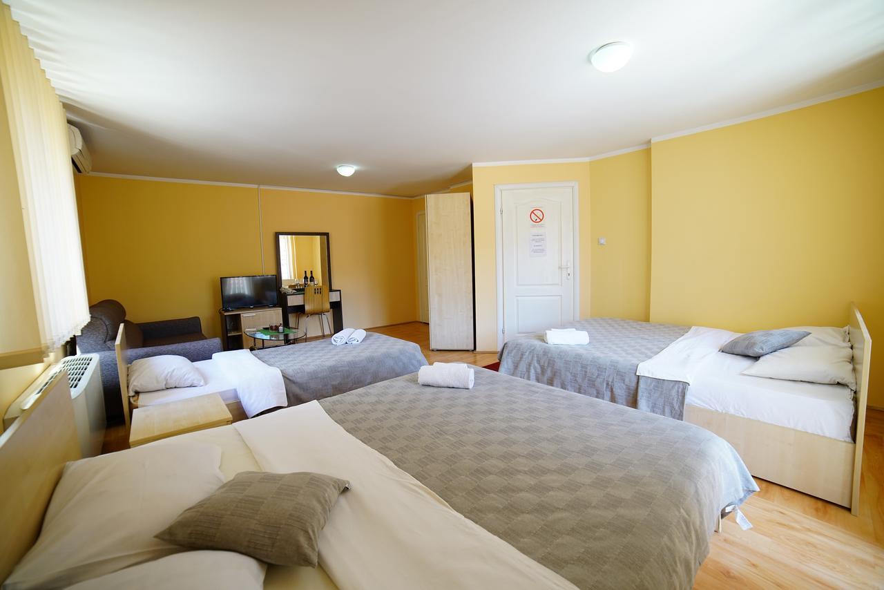 Bed And Breakfast Majesty Ni Exterior foto