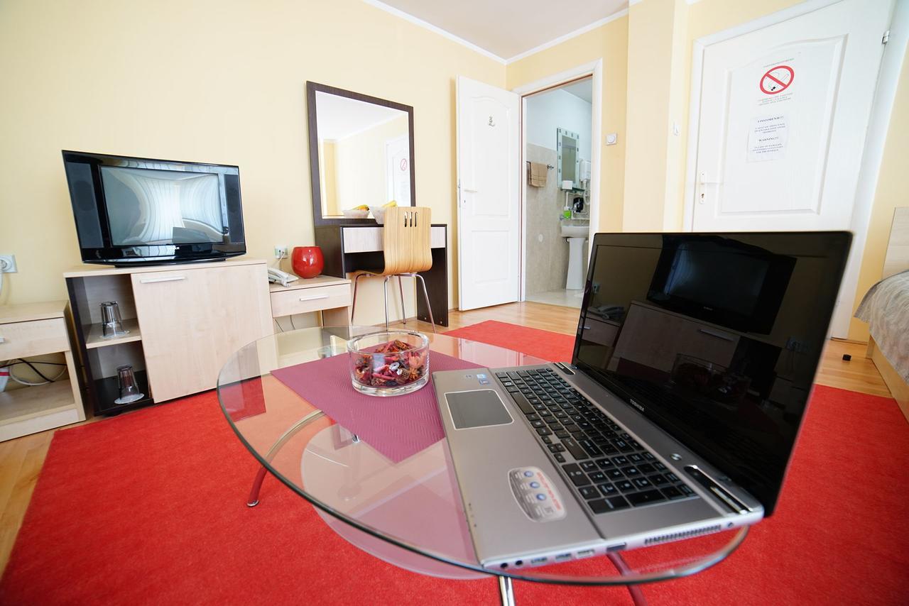 Bed And Breakfast Majesty Ni Exterior foto